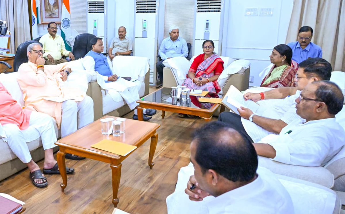 Odishaepaper's tweet photo. ମୌସୁମୀ ଅଧିବେଶନ ପୂର୍ବରୁ ବସିଲା ସର୍ବଦଳୀୟ ବୈଠକରେ ବାଚସ୍ପତି ସୁରମା ପାଢ଼ୀ, ମୁଖ୍ୟମନ୍ତ୍ରୀ ମୋହନ ମାଝୀ ଓ ଅନ୍ୟ ମନ୍ତ୍ରୀ ଓ ବରିଷ୍ଠ ନେତୃବୃନ୍ଦ ଉପସ୍ଥିତ
#assembly #odishaasembly #AllPartyMeeting #Meeting #odisha https://t.co/s4R7q2tFLX