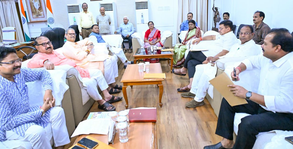 Odishaepaper's tweet photo. ମୌସୁମୀ ଅଧିବେଶନ ପୂର୍ବରୁ ବସିଲା ସର୍ବଦଳୀୟ ବୈଠକରେ ବାଚସ୍ପତି ସୁରମା ପାଢ଼ୀ, ମୁଖ୍ୟମନ୍ତ୍ରୀ ମୋହନ ମାଝୀ ଓ ଅନ୍ୟ ମନ୍ତ୍ରୀ ଓ ବରିଷ୍ଠ ନେତୃବୃନ୍ଦ ଉପସ୍ଥିତ
#assembly #odishaasembly #AllPartyMeeting #Meeting #odisha https://t.co/s4R7q2tFLX