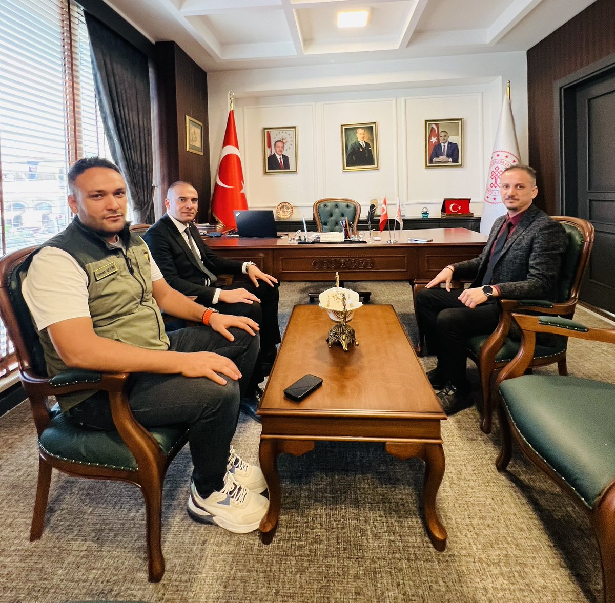 Toprak Mahsulleri Ofisi Konya Baş Müdürü Sayın Mehmet Barlak, Konya İl Kültür ve Turizm Müdürü Sayın Fikret Fidan’ı makamında ziyaret etti.
Nazik ziyaretleri için teşekkür ederiz.

<a href="/TCKulturTurizm/">T.C. Kültür ve Turizm Bakanlığı</a> 
<a href="/MehmetNuriErsoy/">Mehmet Nuri Ersoy</a> 
<a href="/mehmetbarlak63/">Mehmet BARLAK</a> 
<a href="/OfisTMO/">Toprak Mahsulleri Ofisi</a> 
<a href="/fkrtfdn/">Fikret FIDAN</a>