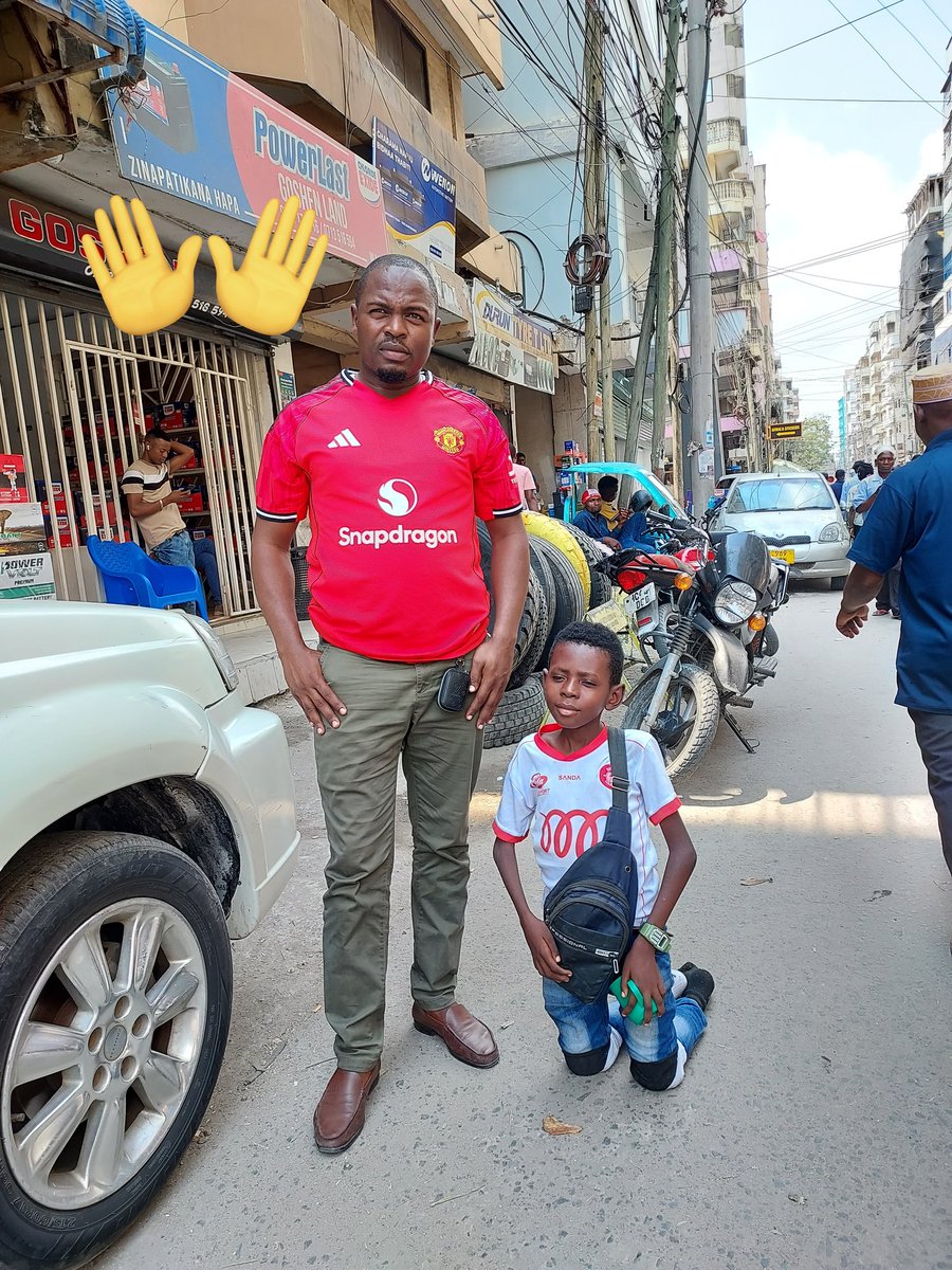 elyneema's tweet photo. Huyu dogo anaitwa Yohana ni mlemavu wa miguu yote,anatembea&amp;magoti kutwa nzima akiombaomba barabarani nimeumia sana.Nilioongea naye akaniambia anahitaji msaada wa kibaiskei cha miguu mitatu.Nimemuahidi 50,000
Naomba wadau mwenye chochote  tumsaidie simu 0617299303[Rajabu Yuda) https://t.co/YQ8kxZdyf9