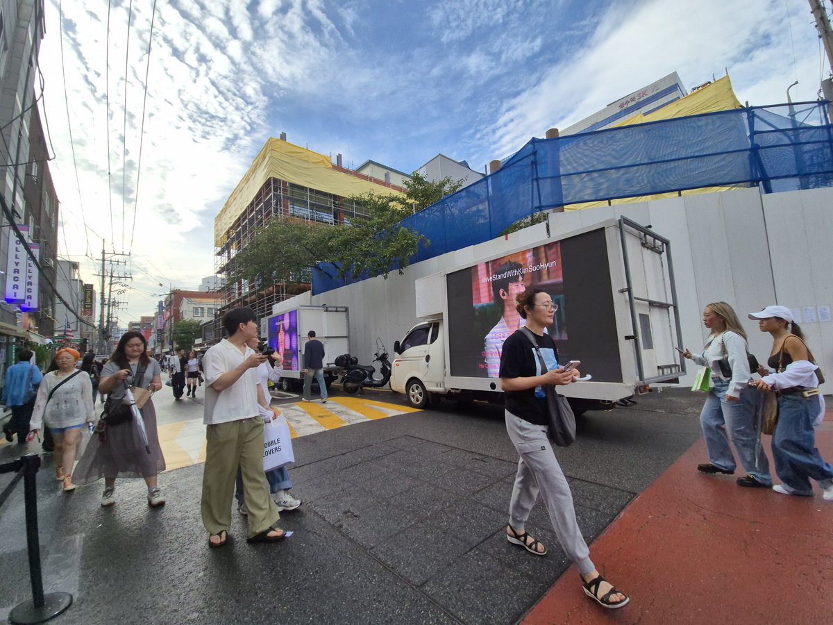 pia2423's tweet image. Our protest trucks last stop.. At Seongsudong Cafe.. Fortunately the rain stopped.. 
#김수현 #KimSooHyun #WeStandwithKimSooHyun