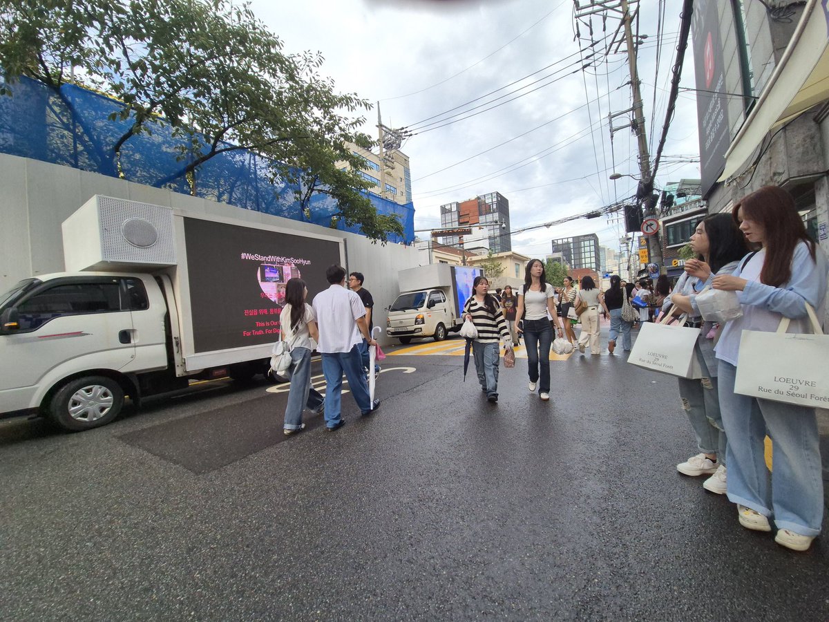 pia2423's tweet image. Our protest trucks last stop.. At Seongsudong Cafe.. Fortunately the rain stopped.. 
#김수현 #KimSooHyun #WeStandwithKimSooHyun