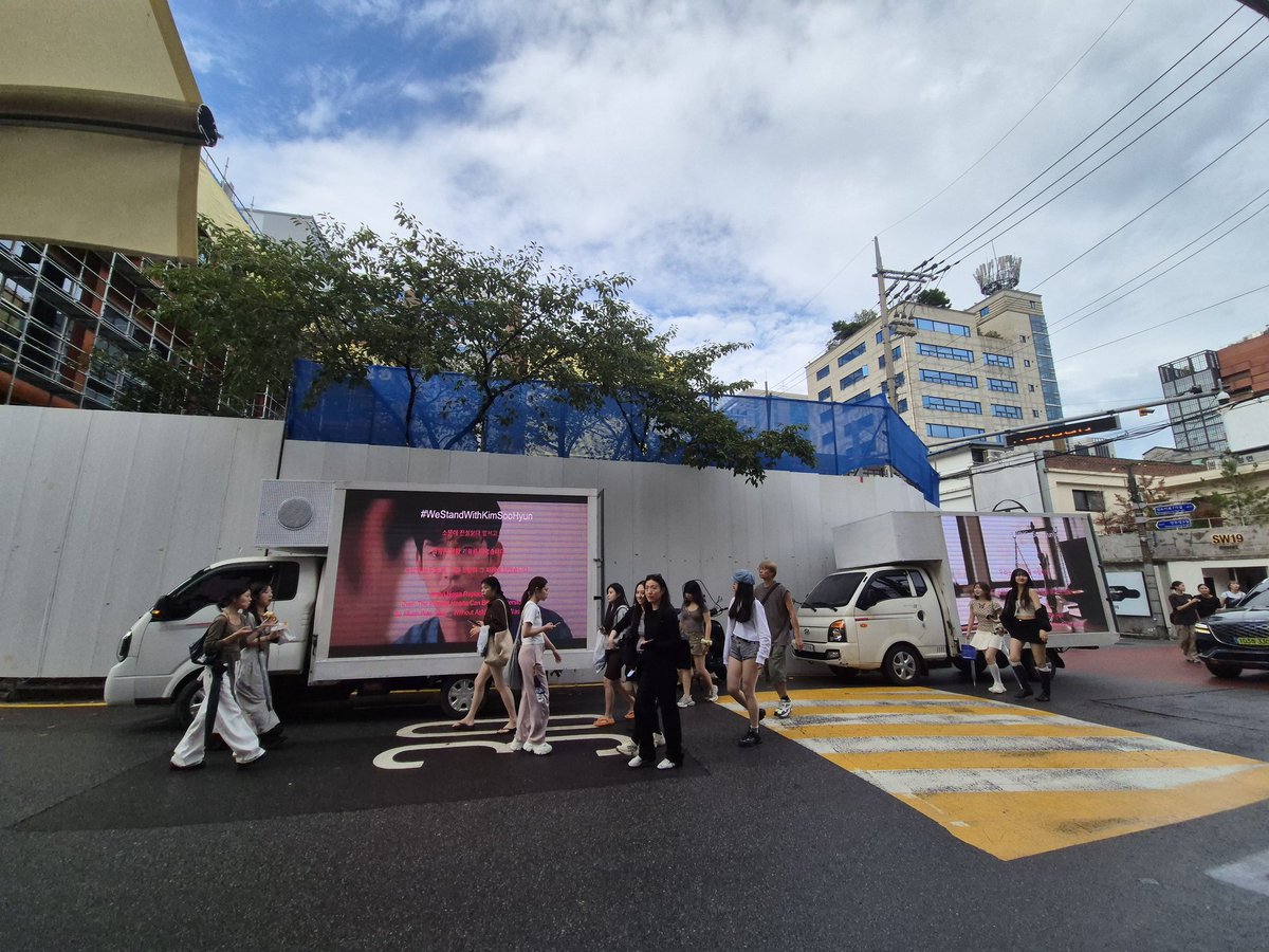 pia2423's tweet image. Our protest trucks last stop.. At Seongsudong Cafe.. Fortunately the rain stopped.. 
#김수현 #KimSooHyun #WeStandwithKimSooHyun