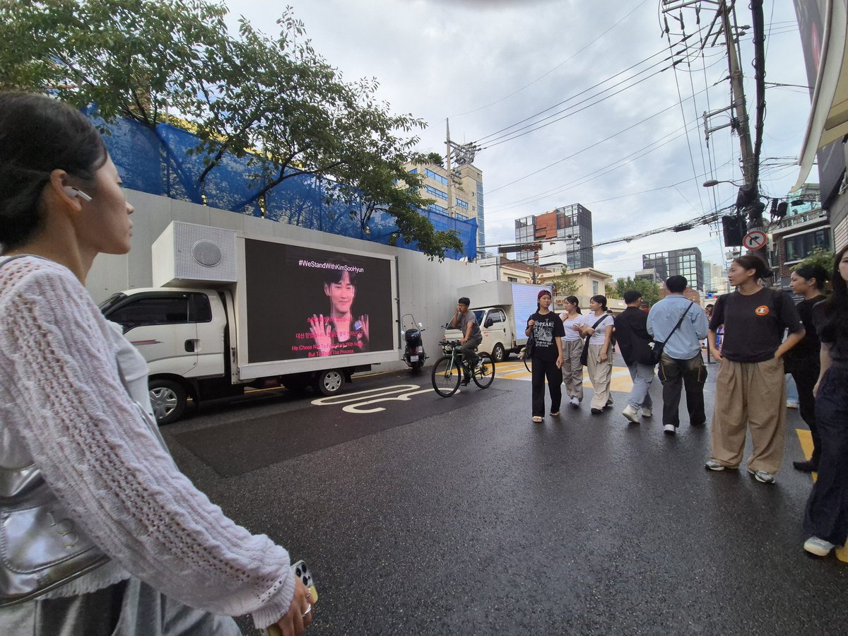 pia2423's tweet image. Our protest trucks last stop.. At Seongsudong Cafe.. Fortunately the rain stopped.. 
#김수현 #KimSooHyun #WeStandwithKimSooHyun