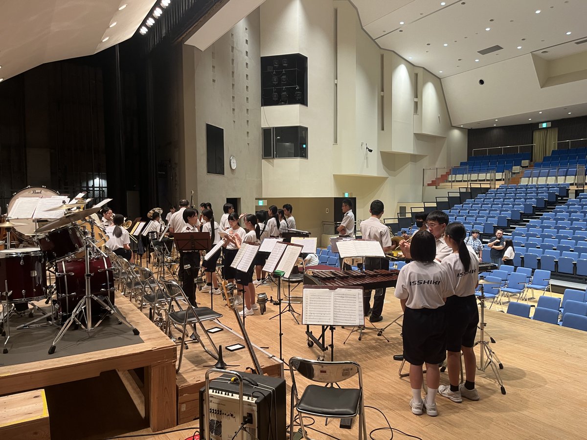 一色町で行われた第１０音楽隊コンサート前に、地域の中学校・高校へお声かけし、リハーサル見学会を実施しました。約８０分間の特別な時間に、皆さんの満足な笑顔がとても印象的でした
＃岡崎出張所　＃第１０音楽隊