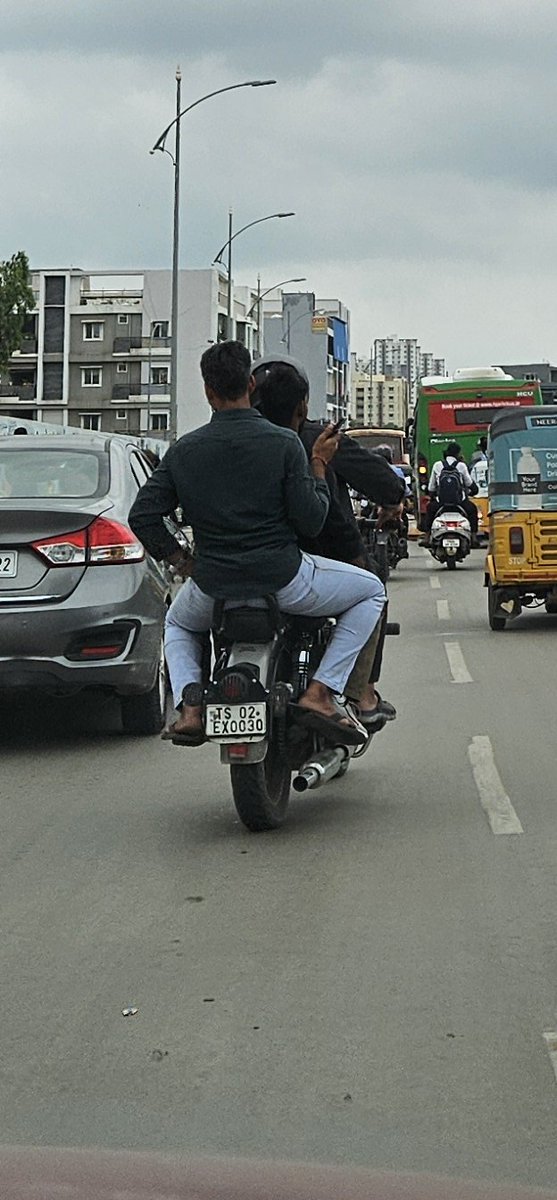rakeshsivva's tweet photo. @CYBTRAFFIC @HYDTP Triple riding at lingampally at 1.20pm 16th sep https://t.co/l9mxuf6mfR