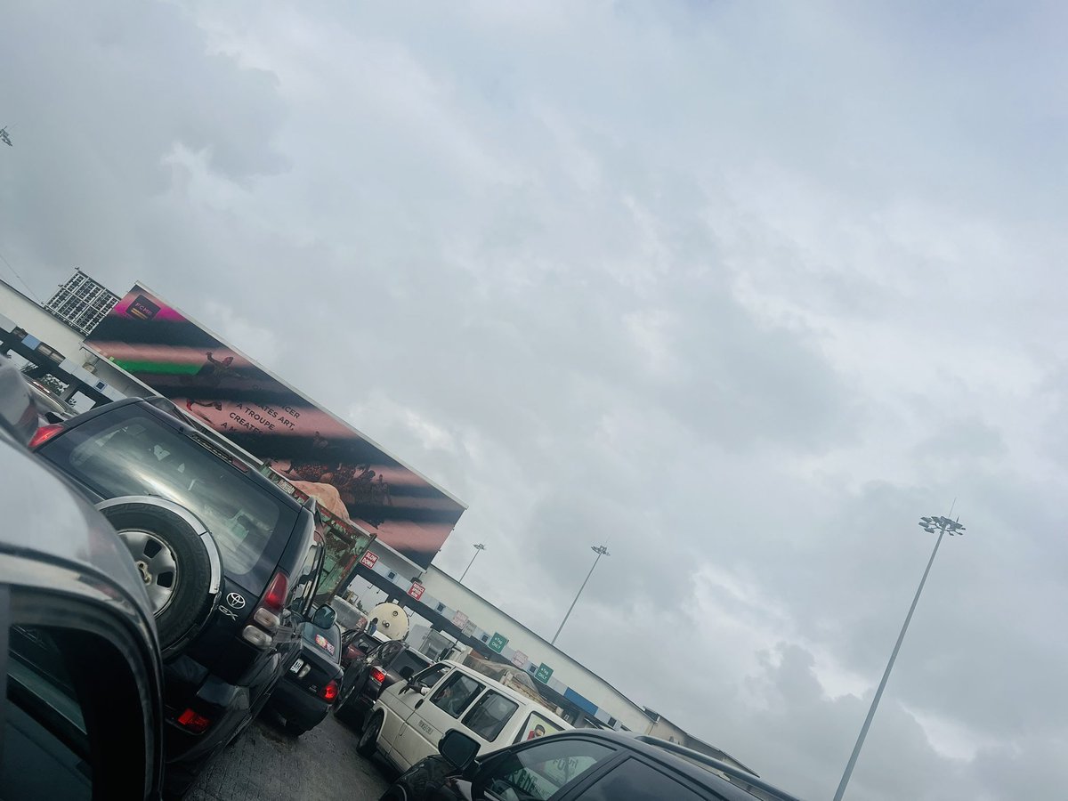 Op_Loveeee's tweet photo. No be life person dey live for this Lagos. It’s over 3hrs and I’m still at Elenganza. https://t.co/xoPy8S6RlO