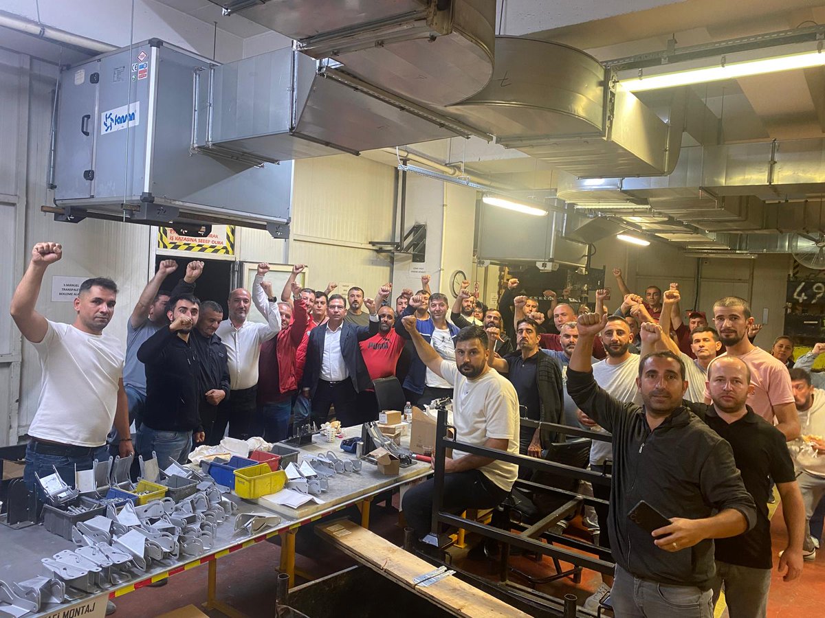 BirlesikMetal's tweet photo. 📢OMSA İŞÇİLERİ DİRENDİ, KAZANDI‼️

🔴Dün sabah işyerini terk etmeme eylemi başlatan OMSA METAL işçisi üyelerimizin onurlu direnişi, 70’inci gününde kazanımla sona erdi.✊

📌Genel Başkanımız Özkan Atar, merkez yöneticilerimiz, hukukçularımız, Gebze 1 Nolu Şubemizin yöneticileri ve işyeri yönetimi arasında yapılan, uzun saatler süren müzakerenin sonucunda, üyelerimizin gasbedilen tazminat haklarının ödenmesi ve ayrıca ilave ödenecek tazminatlar konusunda anlaşma sağlandı.

📌Genel Başkanımız Özkan Atar, görüşme sonrası işçileri bilgilendirdi. OMSA METAL direnişçilerinin onayıyla imza altına alınan anlaşma sonrasında direnişçi OMSA işçileri fabrikadan alkışlar ve sloganlarla çıktı. Metal işçileri hep bir ağızdan “Zafer direnen işçinin oldu!” sloganı attı.✊

📌Örgütlendikleri ilk günden bu yana kararlı şekilde mücadelelerini sürdüren OMSA Metal işçilerini ve sendikal kadrolarımızı kutluyor; direnişimize destek veren, sesimize ses olan tüm sınıf dostlarımıza teşekkür ediyoruz.

✊OMSA İŞÇİSİ KAZANDI! BİZ KAZANDIK!✊

#YaşasınÖrgütlüMücadelemiz