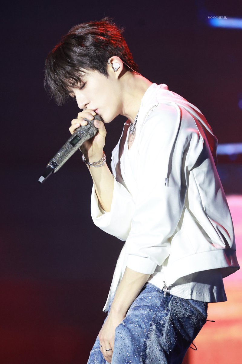 MonCher131's tweet photo. 250913 THE LAST PARADE 🎡
#2025THELASTPARADEINJAKARTA
#비아이 #김한빈 #한빈 #BI https://t.co/O3KfLnNLDI