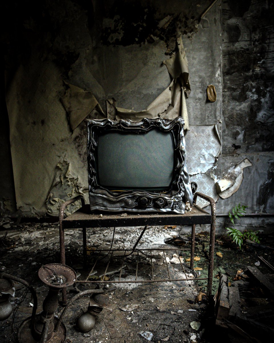 ruins_777's tweet image. 例の火災テレビ
の選ばれた方と、選ばれなかったほう
焼けなかったほうも無機質でめっちゃ好き