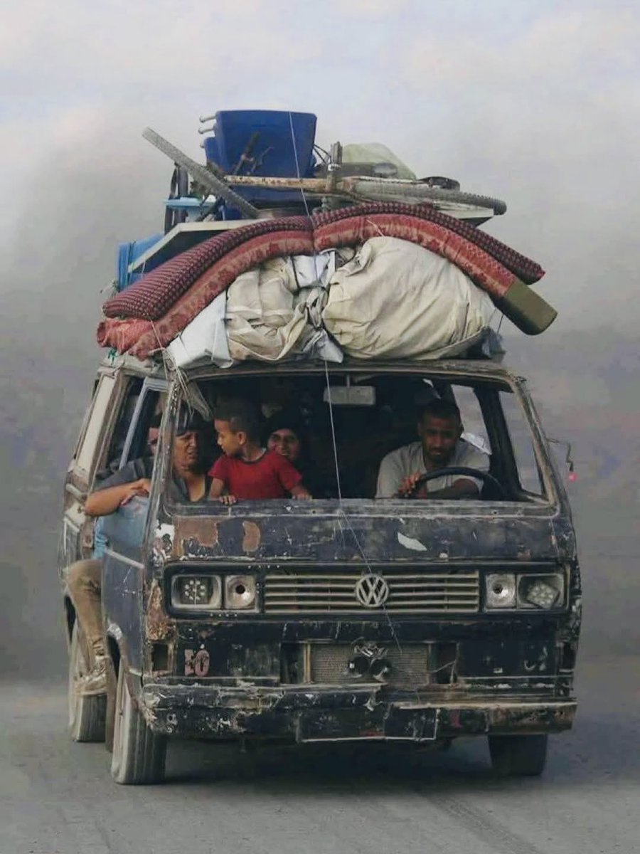 Bir evin yükü, bir ailenin umudu, bir çocuğun hayali…
Hepsi, yorgun bir minibüsün sırtında Gazze yollarında taşınıyor.
Çocuk, yüzündeki tebessümle bunu sadece bir yolculuk sanıyor.

Mazlumun imtihanı buysa, bizimki nedir?

#Gazze