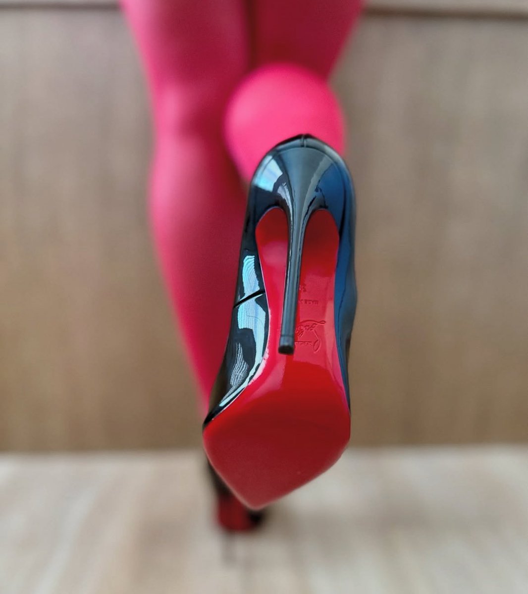 Bu Açıdan Louboutin Kırmızı Tabanlarını İzleme Zevki … 🔥❤️🖤