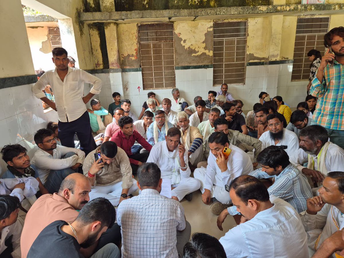 दौसा में (Si भर्ती 2021) में चयनित अभ्यर्थी राजेंद्र सैनी का रेलगाड़ी के आगे आकर सुसाइड करना अत्यंत दु:खद है साथ ही सरकार की नाकामी को दर्शाता हैं व मै सरकार से मांग करता हूं सरकार पीड़ित परिवार को मुआवजा व सरकारी नौकरी दे।

<a href="/RajCMO/">CMO Rajasthan</a> <a href="/BhajanlalBjp/">Bhajanlal Sharma</a> 
<a href="/SachinPilot/">Sachin Pilot</a> <a href="/INCRajasthan/">Rajasthan PCC</a>