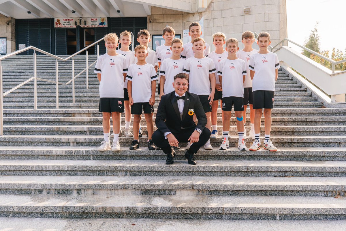 AkademiaKSC's tweet photo. Drużyna na boisku i poza nim 🙏

Zawodnicy zespołu U-12 towarzyszyli trenerowi Damianowi Judce w bardzo ważnym dla niego dniu ⚪️🔴

Gratulujemy i życzymy dużo szczęścia! 🤵‍♂️👰‍♀️ https://t.co/IUBkwchNYZ