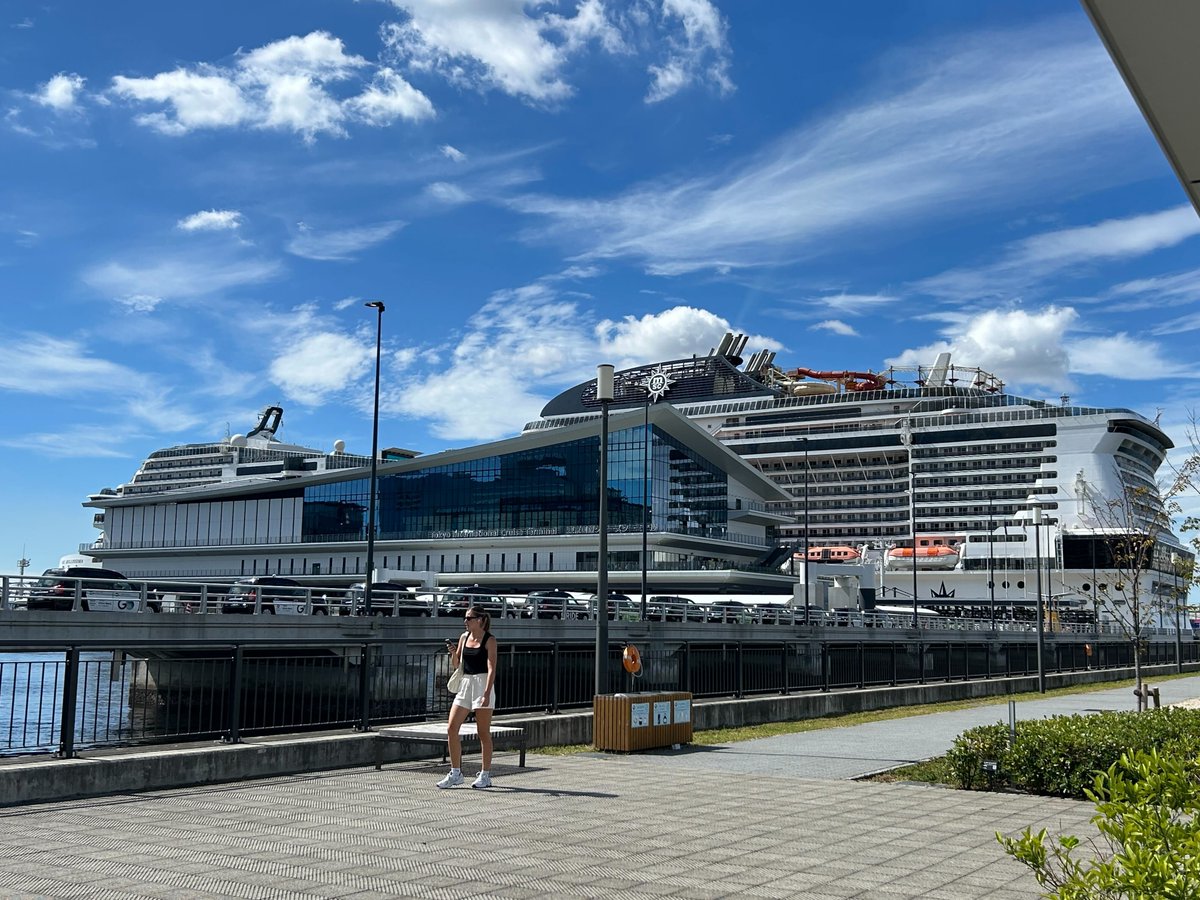 お待たせしました！MSCベリッシマ「レゲエクルーズ」の様子をお届けします🌴
 9/11｜1日目
東京国際クルーズターミナルに堂々と映えるベリッシマ。抜ける青空と残暑の熱気がレゲエ気分にぴったりで、出航前から乗客のテンション最高潮！🚢🎶
#MSCベリッシマ #レゲエクルーズ #クルーズ旅行