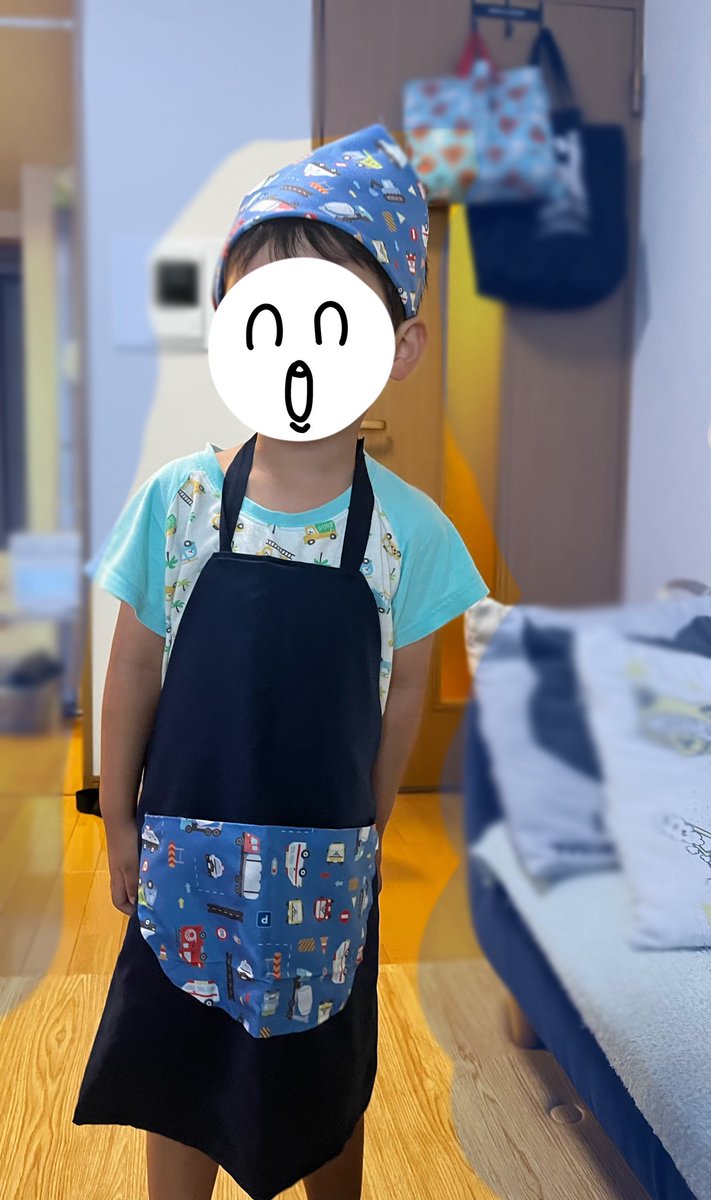 昨日、明日保育園でエプロン使うって言ってたな！用意しなければ！ダイソ◯にあるだろって夕方2件ハシゴしたけどなくて、どうしよう作るしかねぇ！ハギレ2枚と布用両面テープと紐とゴム買って紐だけは縫い付けてフリーハンド錬成したエプロン。なかなか良いは？！だけど予定変更になって使わなかったよ