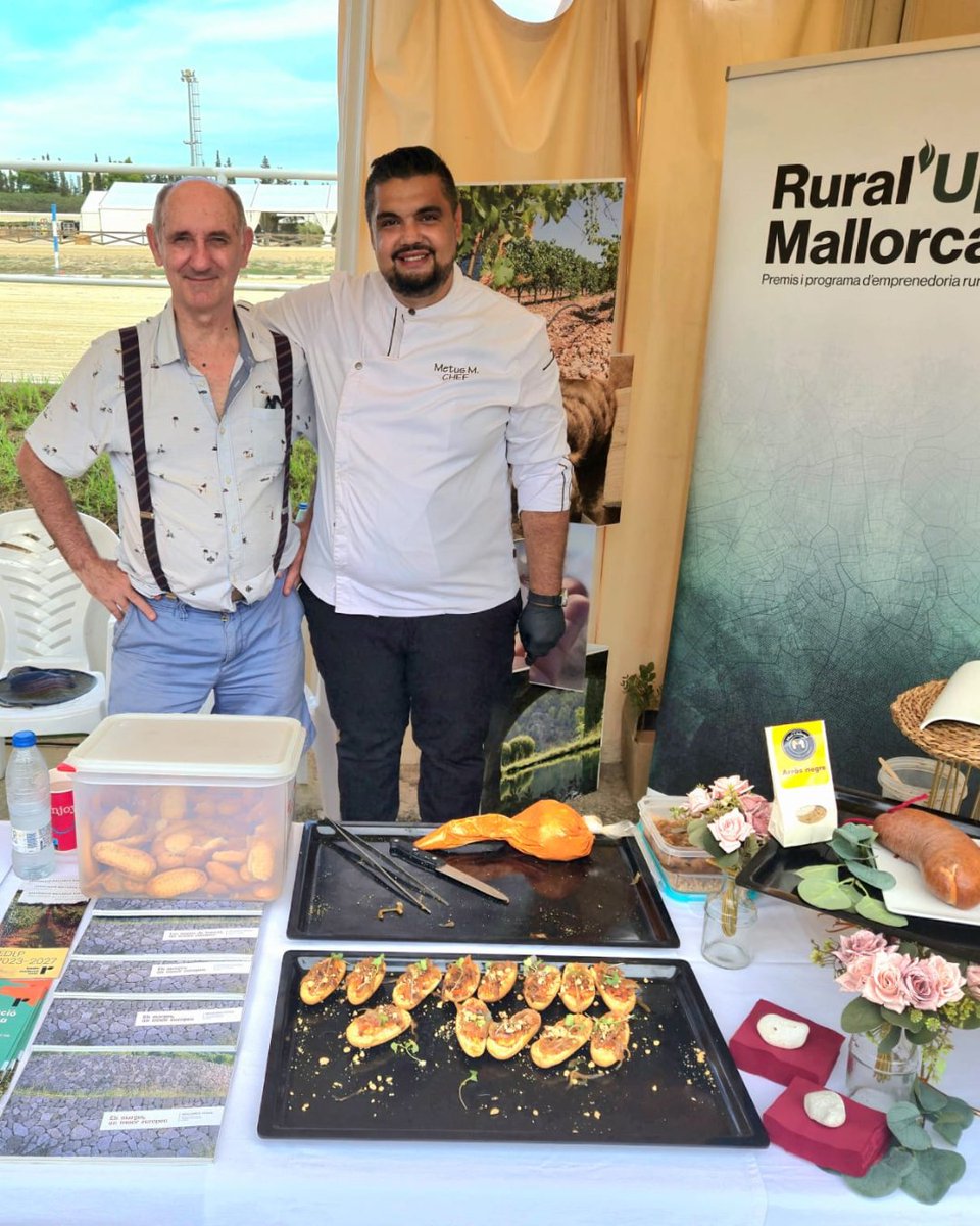 MallorcaRural1's tweet image. 🌿 Aquest cap de setmana hem mostrat qui som i què feim amb @OliDeMallorca 🫒 i @LombrizUrbana 🪱, sumant valor al món rural.

🙌 Gràcies al Consell de Mallorca 🏛️ per la convidada i a tots els que ens vàreu visitar.

#MallorcaRural #TerritoriViu #ZonaLEADER