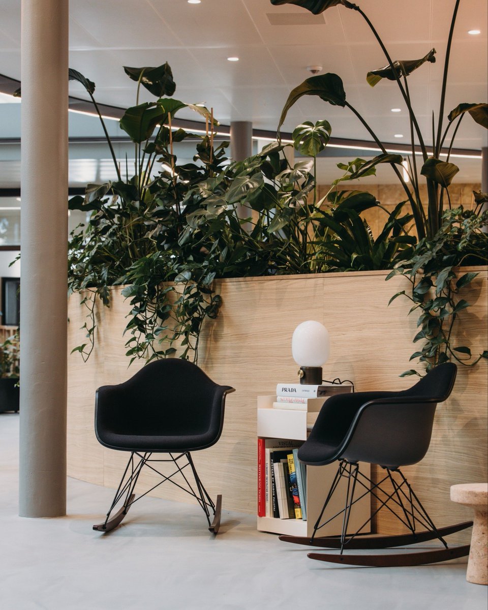 Edge_Workspaces's tweet image. 🏢 Let us organize your workshop in a fully serviced environment!
Natural light, warm colors and a mix of plants to make you feel at ease just by stepping into your new conference room.

Available in Amsterdam, Berlin and Hamburg - now!

#WhereWellbeingWorks #EDGEWorkspaces