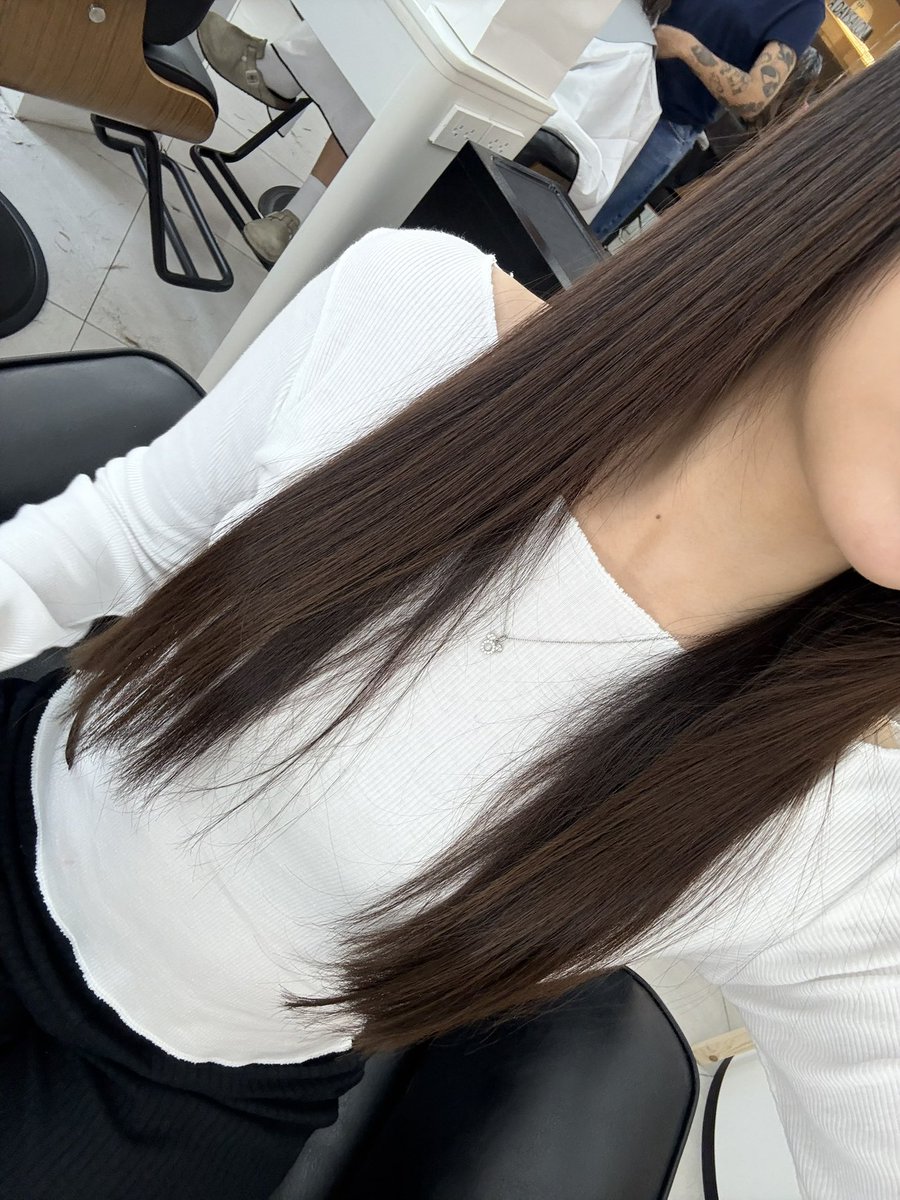 Hamkdy_'s tweet photo. มาเล่าให้ฟังแล้วกัน ไม่ได้มาขาย แปะลิ้งอะไร นี่ผมร่วงหนักมากกกกกก กินวิตามิน กินโปรตีน งดลอนผม ก็ยังร่วง(ดีขึ้นเป็นพักๆ) จนไปตรวจดูหนังศีรษะ อึ้ง เห็นกับตา ช่างบอกทั้งแห้ง แดงด้วย เลยทำตัวที่ช่วยให้เส้นผมแข็งแรงขึ้น ฟีลๆทำความสะอาดหนังศีรษะ เหมือนได้หัวใหม่🥹 เกิดมาไม่เคยรู้สึกหนังศีรษะโล่งงง ไม่คัน ไม่อะไรเลย แถมมาด้วยความผมนุ่ม ขอถ่ายตัวที่ช่างแนะนำให้ซื้อมาใช้เองไว้ด้วย ร้าน aday salon คับ