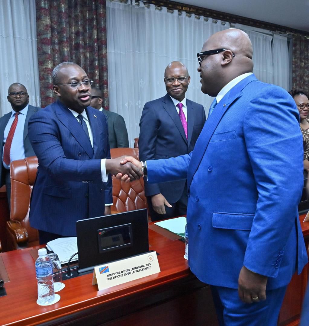 pepele_news's tweet photo. 🔴 SITUATION POLITIQUE EN RDC | Pendant ce temps, le Ministre d’État Guy #LOANDO #MBOYO réaffirme sa loyauté au Président Félix #TSHISEKEDI et son rôle institutionnel. Il rappelle que sa mission est de faciliter le dialogue Gouvernement–Parlement, loin de toute polémique. Lors de l’ouverture de la session parlementaire, le Président de l’Assemblée nationale, Vital #KAMERHE, a salué sa nomination, soulignant ses compétences et appelant à une collaboration loyale entre les institutions.

#RDC #Politique @pepele_news