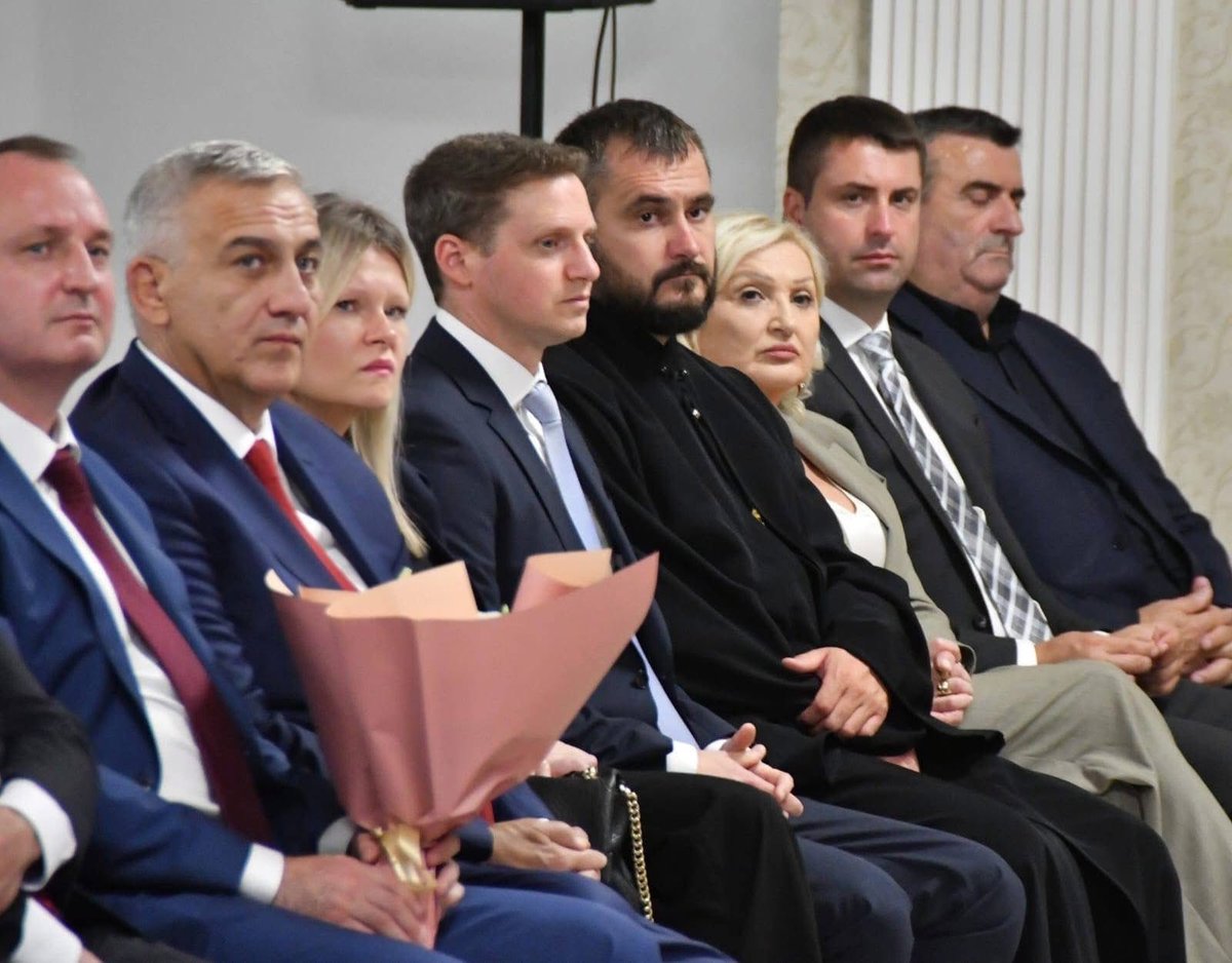Амбасадор 🇷🇸 y 🇧🇦 Иван Тодоров присуствовао је синоћ Свечаној академији поводом Дана Универзитета у Источном Сарајеву.

Ово је била прилика за подсећање да је Универзитет у Источном Сарајеву основан у тешком времену, али са визијом и храброшћу и да је израстао у симбол знања,
