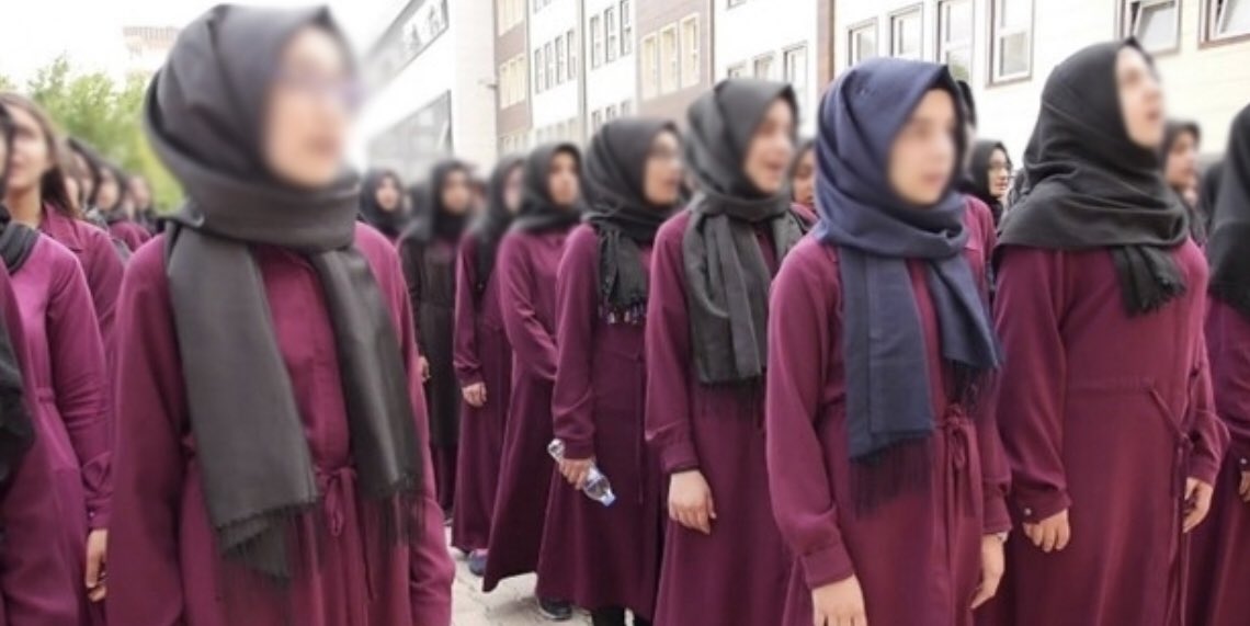 Kadın imam yok,
Kadın müftü yok,
Kadın müezzin yok, 
Kadın peygamber yok, 

İmam Hatip kız lisesi neden var..?