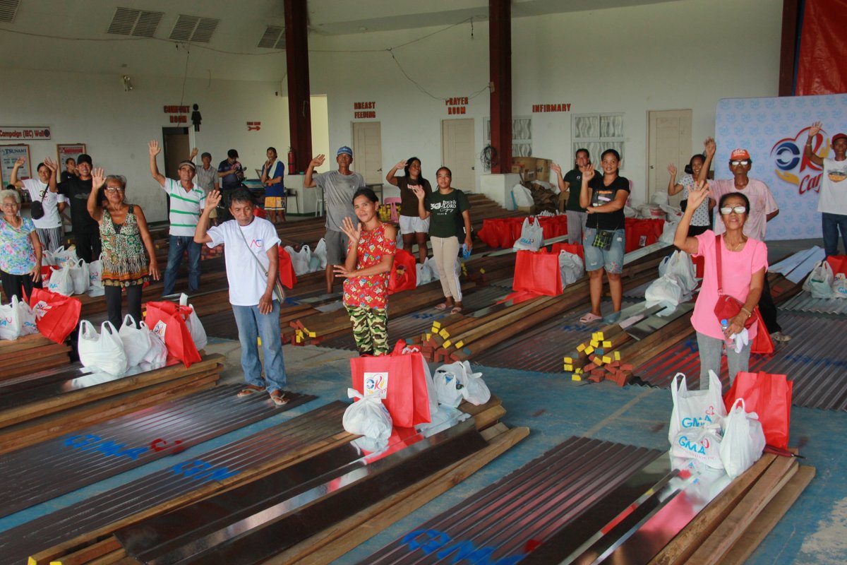 gmakf's tweet photo. Bilang tugon sa mga kababayan natin na hanggang ngayon ay walang maayos na bubong mula nang manalasa ang Bagyong Emong sa Pangasinan, isinagawa ng GMA Kapuso Foundation ang 𝐒𝐢𝐥𝐨𝐧𝐠 𝐊𝐚𝐩𝐮𝐬𝐨 𝐩𝐫𝐨𝐣𝐞𝐜𝐭, suportado ng OKCares Foundation. https://t.co/ytGX0JcbLg