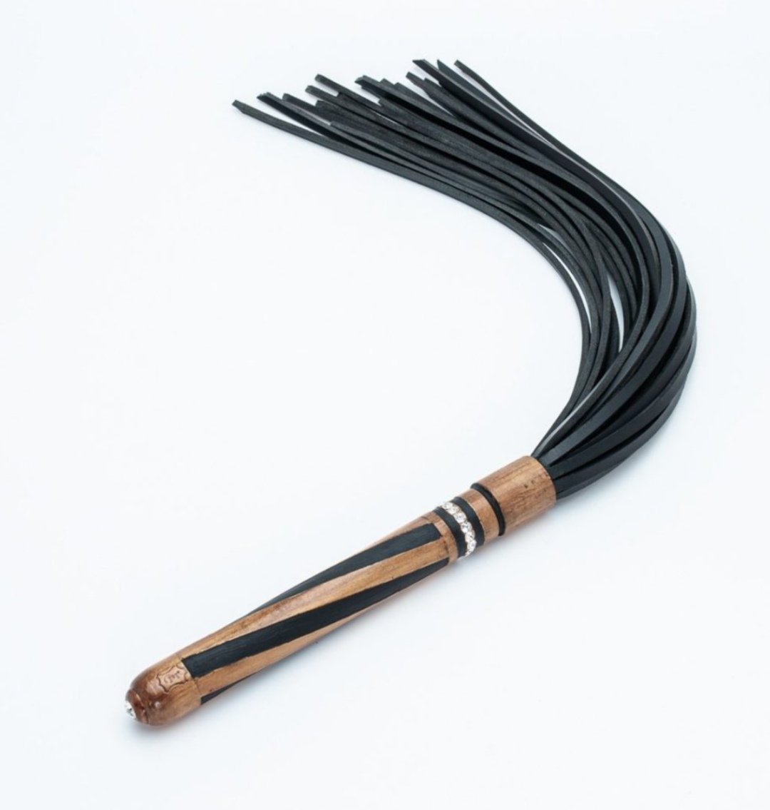 Flogger Cristal "
Exclusividad y elegancia en cada detalle. 
Mango de madera de palisandro, cristales Swarovski® y cuero premium.
Más que un accesorio: una pieza de colección para quienes buscan lo mejor  en diseño y calidad.
eylwhipmakers.com