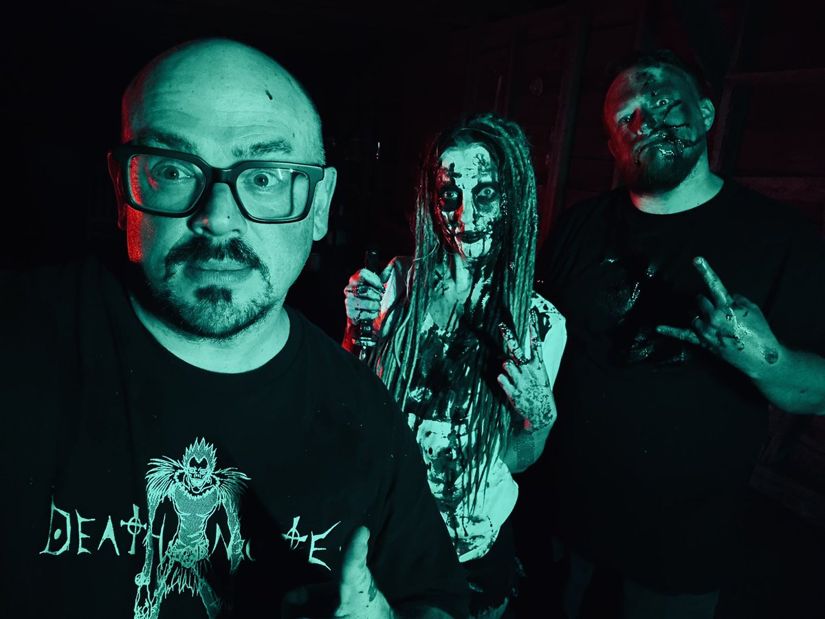 huntingthedead's tweet image. I do the makeup, lighting, writing, filming, directing, editing, scoring and more! I’m not Human #imabeast