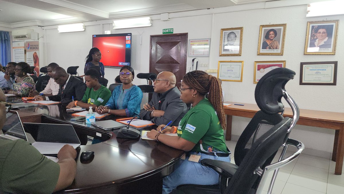 Les #FillesAuxCommandes chez @UNFPA_Togo !
Dans le cadre de l’initiative #GirlsTakeOver, des jeunes filles ont pris les rênes pour faire entendre leur voix et porter haut les enjeux d’égalité et de #leadershipféminin.
Merci à l’UNFPA pour cet accueil inspirant !  #Togo