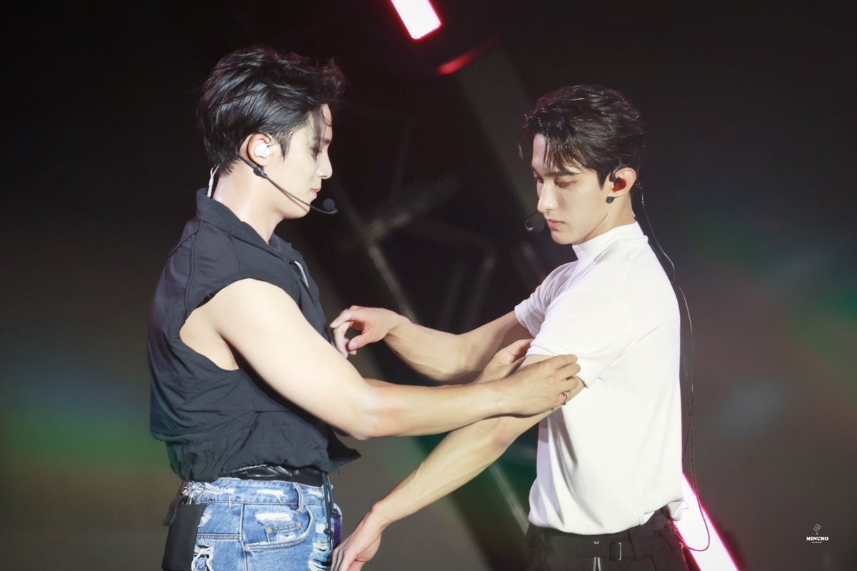 아무래도 걔는 자기 가슴을 보든 말든 꿋꿋하게 옷을 정리해주는 남자니까...