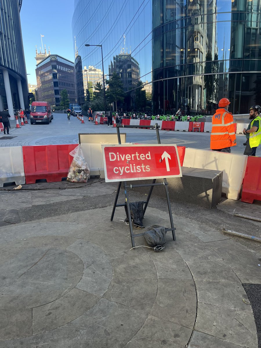 womble88's tweet photo. @TfL cycle superhighway 6 on Farringdon street has a signed diversion up St Bride’s which is also shut. When will this be resolved please? I can bunny hop but not this high https://t.co/BC255ihOzx