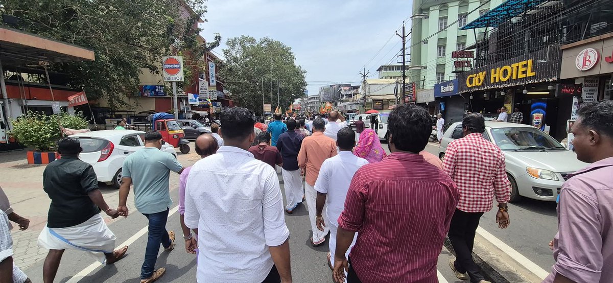 SreejaCNair2's tweet photo. പിണറായി ഭരണത്തിലെ പോലീസ് ക്രൂരതയ്ക്കും അനാസ്ഥയ്ക്കുമേതിരെ ബിജെപി കോഴിക്കോട് സിറ്റി ജില്ലാ കമ്മിറ്റി നടത്തുന്ന കമ്മീഷ്ണർ ഓഫീസ് മാർച്ച്
#PoliceForVikasitaKeralam #PeopleFriendlyPolicing #AccountablePolicing #BJP4VikasitaKeralam https://t.co/fyaYMxKs6z