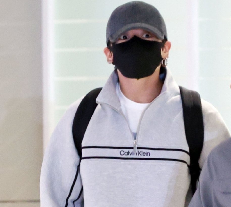 ne kadar sapka ve maske taksada gozlerindeki parlaklik ve afacanlik belli oluyor...ona kurban olucam canimi vericem ona uzaktan fotograflarina bakmak yetmiyor artik