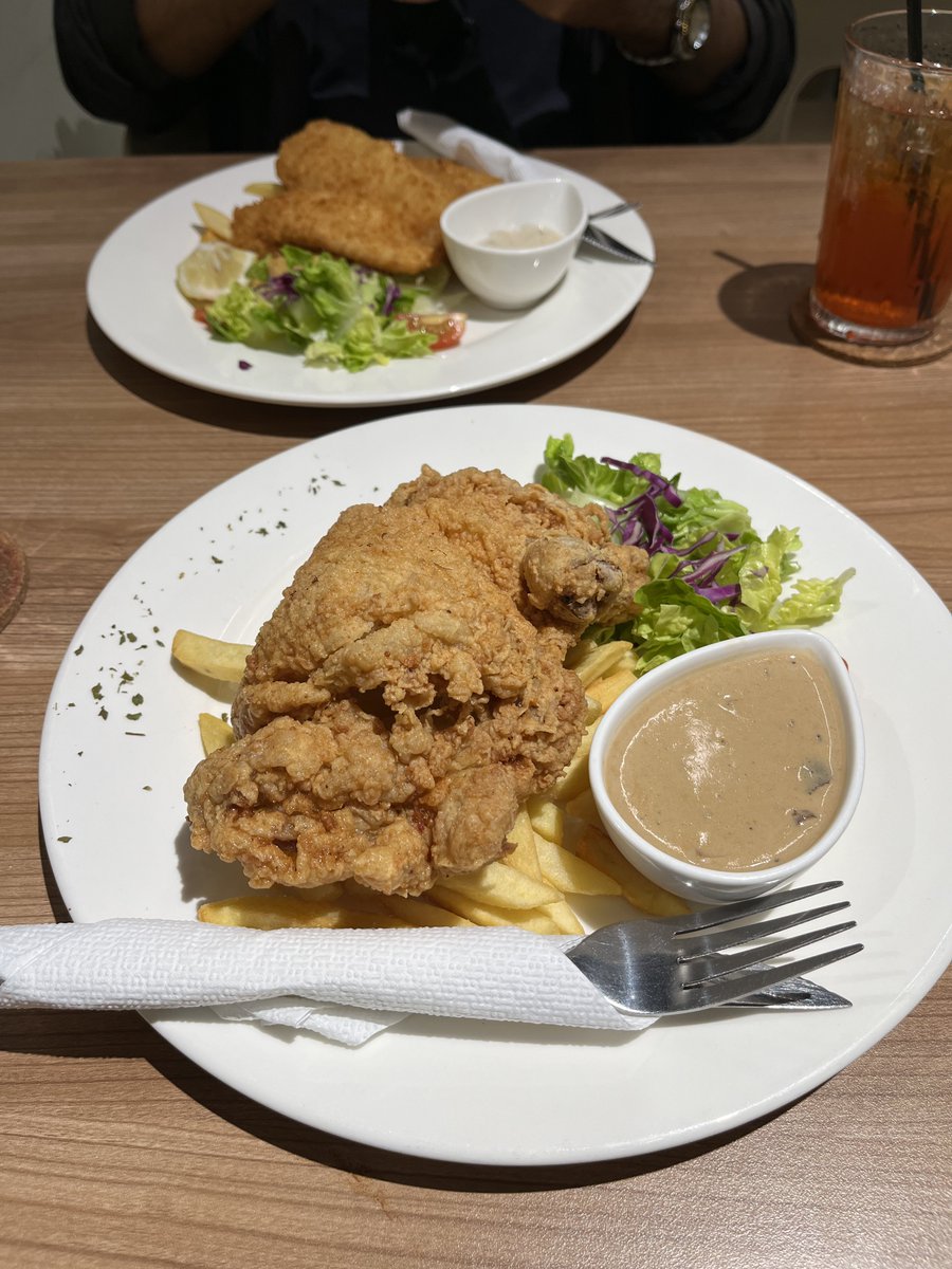IzzraifHarz's tweet photo. Selamat Hari Malaysia!! 🇲🇾🇲🇾🇲🇾

I’d like to take this opportunity to be grateful for the existence of Chicken Chop, a local dish created by the Hainanese community by blending local and Western influences. Fusion food is one of the strongest symbols of Malaysian identity. https://t.co/3za1242aXb
