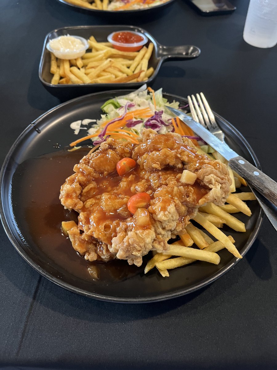 IzzraifHarz's tweet photo. Selamat Hari Malaysia!! 🇲🇾🇲🇾🇲🇾

I’d like to take this opportunity to be grateful for the existence of Chicken Chop, a local dish created by the Hainanese community by blending local and Western influences. Fusion food is one of the strongest symbols of Malaysian identity. https://t.co/3za1242aXb