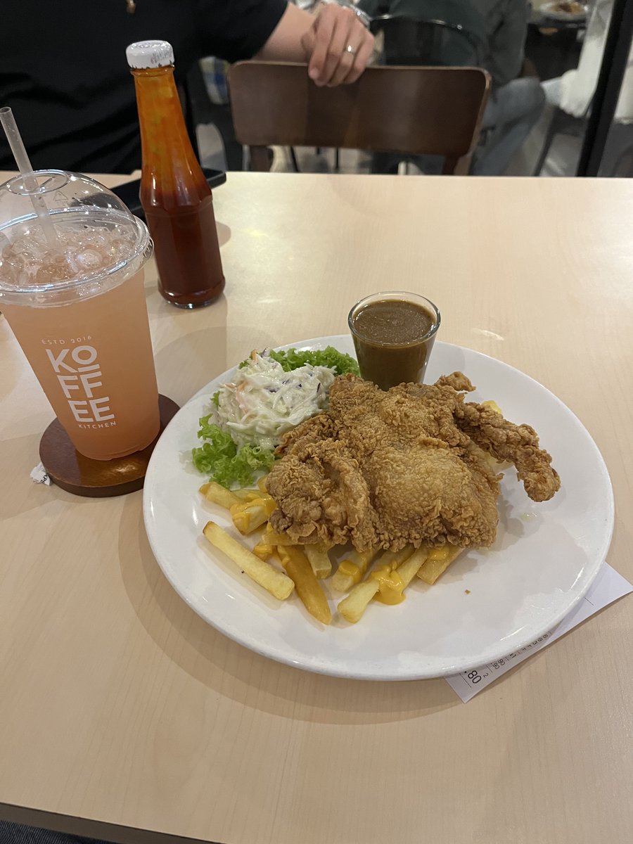 IzzraifHarz's tweet photo. Selamat Hari Malaysia!! 🇲🇾🇲🇾🇲🇾

I’d like to take this opportunity to be grateful for the existence of Chicken Chop, a local dish created by the Hainanese community by blending local and Western influences. Fusion food is one of the strongest symbols of Malaysian identity. https://t.co/3za1242aXb