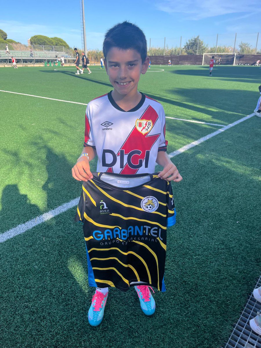 🖤💛 CONVENIO RAYO VALLECANO 🤍❤️

Dentro de nuestro convenio junto a la entidad de Vallecas, nuestro jugador del Benjamin A 
ENZO FERNÁNDEZ CARDENAS ha podido disfrutar de dos torneos junto al Benjamín A de cantera del Rayo Vallecano