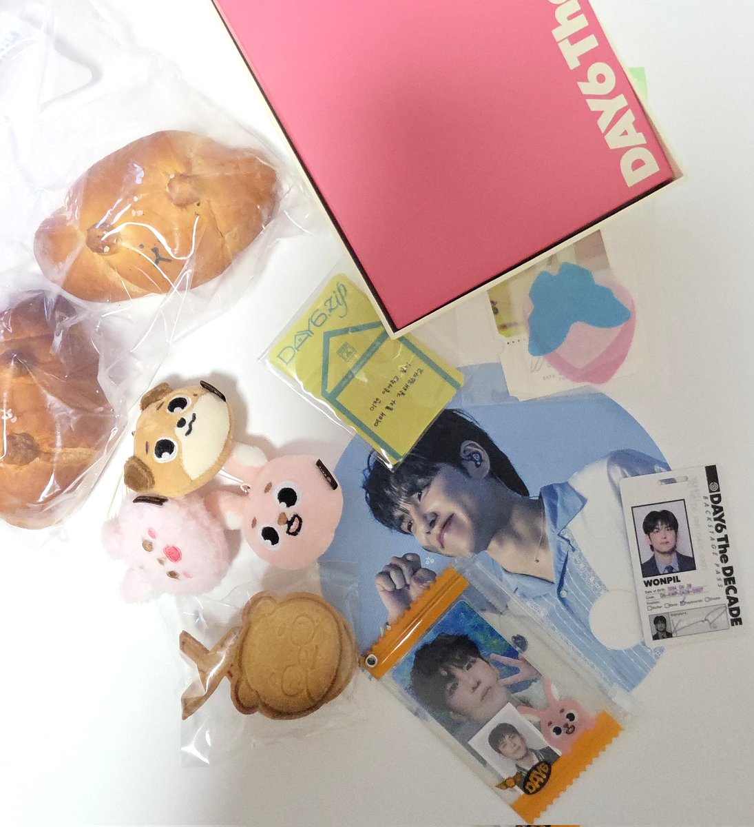 흑흑 언니들 너무 스윗함💕
구성품 맞춰서 앨범째로 주고
페이스 키링 원하는 걸로 다 맞춰주고
필프인데 필이 구성품 보내주고
차애가 필인데 또 필이 엠디 보내주고 ㅋㅋ
간식까지🥲
충성하겠슴다🫡