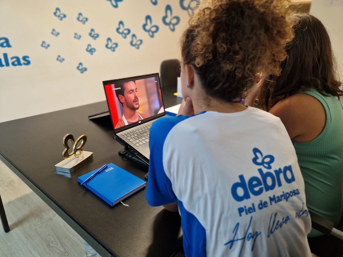 Nos ha emocionado mucho verte recordando la Piel de Mariposa, <a href="/AlejoSauras/">Alejo Sauras</a>.🙏😍 

Mil gracias por seguir teniendo presente nuestra causa después de la campaña tan bonita que nos ayudaste a preparar. Este momento del programa se ha convertido en el vídeo favorito en la oficina! 🦋