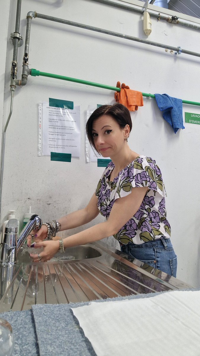 smilingPamPam's tweet image. Quando sei a lavoro, ma è come se stessi a casa tua... a lavare i piatti!🫧🧼😅
Anche questo è #Lab 👩‍🔬
#Chemistry #ILoveMyJob