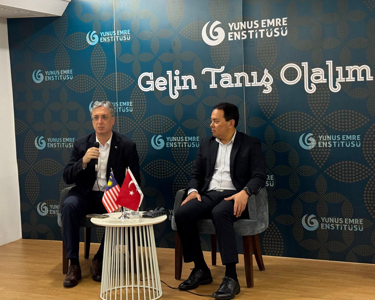 Büyükelçi Emir S. Yüksel Terengganu Sultan Zainal Abidin Üniversitesi'yle işbirliğiyle Malezya'yı ziyaret eden Türkiye Gençlik Vakfı öğrencilerini Yunus Emre Merkezimizde ağırlamıştır.

Ambassador Yüksel hosted TÜGVA students and UniSZA executives in Yunus Emre Center.
🇹🇷🤝🇲🇾