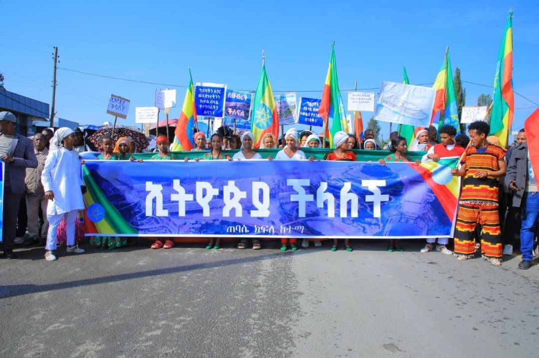 TemesgenTiru's tweet photo. ሕዳሴ ከሁሉም ማዕዘናት ወደ አንድ ሀገራዊ የልማት ዕሳቤ እየተደመሩ ኃያል የመሆን እና የመተባበር ህያው ምልክት ነው፡፡

ዛሬ በአማራ ክልል በተለያዩ ከተሞች ሕዝቡ ያሳየው ታላቅ የድጋፍ ሰልፍ ገጸ ብዙ ትርጉም ያለው ሰልፍ ነው። በዚህም የክልሉ ሕዝብ ቃሉም ተግባሩም ለልማት የወገነ መሆኑን አሳይቷል፡፡ 

በአማራ ክልል የተስተዋለው የዛሬው ሰልፍ እንደዓባይ ለታላቅ ግብ የመደመር፣ ፈተናዎችን እያሸነፉ መሻገር፣ ለልማት የተከፈለን መስዋዕትነት የማክበር የከበረ የሕዝብ ድምጽ ነው።

እንደዚህ ያሉ የሕዝብ ታላላቅ ሰልፎች ለቀጣይ የኢትዮጵያ ግዙፍ ልማቶች የሚያተጋን የብርታት ደውል ነው!