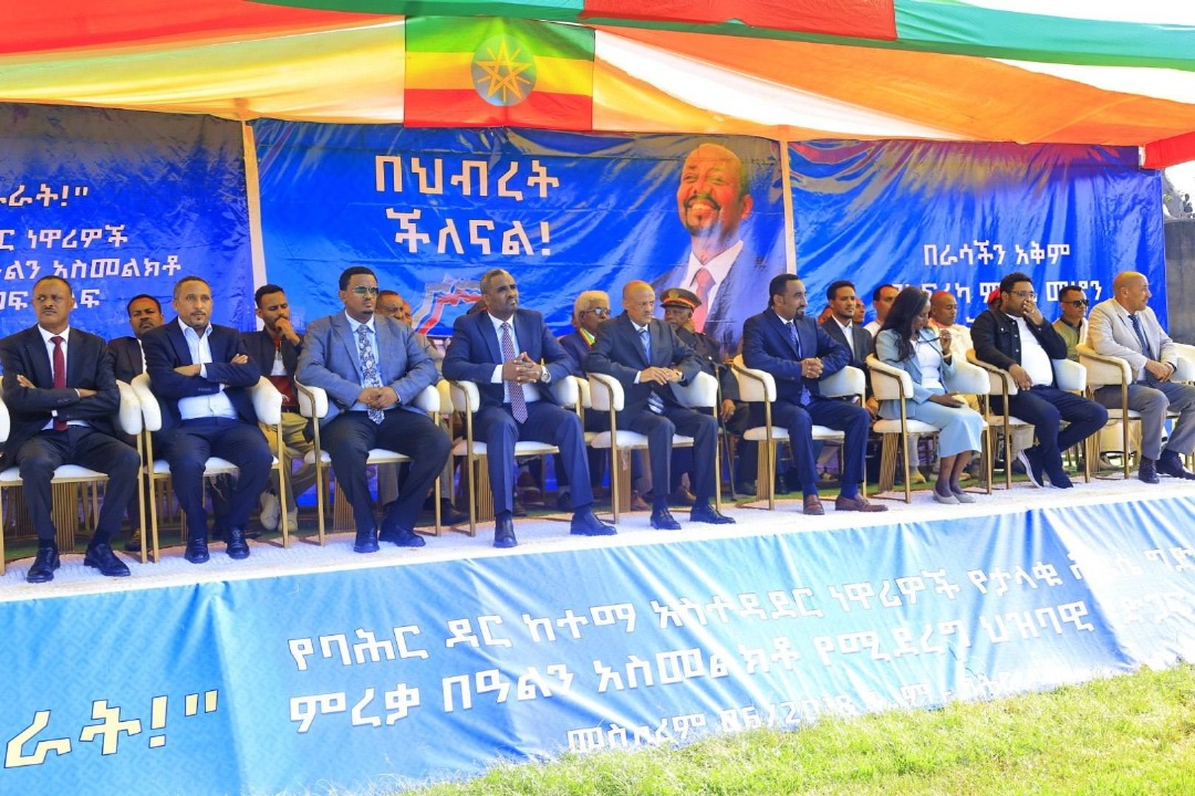 TemesgenTiru's tweet photo. ሕዳሴ ከሁሉም ማዕዘናት ወደ አንድ ሀገራዊ የልማት ዕሳቤ እየተደመሩ ኃያል የመሆን እና የመተባበር ህያው ምልክት ነው፡፡

ዛሬ በአማራ ክልል በተለያዩ ከተሞች ሕዝቡ ያሳየው ታላቅ የድጋፍ ሰልፍ ገጸ ብዙ ትርጉም ያለው ሰልፍ ነው። በዚህም የክልሉ ሕዝብ ቃሉም ተግባሩም ለልማት የወገነ መሆኑን አሳይቷል፡፡ 

በአማራ ክልል የተስተዋለው የዛሬው ሰልፍ እንደዓባይ ለታላቅ ግብ የመደመር፣ ፈተናዎችን እያሸነፉ መሻገር፣ ለልማት የተከፈለን መስዋዕትነት የማክበር የከበረ የሕዝብ ድምጽ ነው።

እንደዚህ ያሉ የሕዝብ ታላላቅ ሰልፎች ለቀጣይ የኢትዮጵያ ግዙፍ ልማቶች የሚያተጋን የብርታት ደውል ነው!