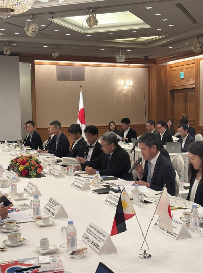AmbJPNinPH's tweet photo. What a great honor to welcome the members of the Philippine government to Osaka, Japan! Through this Joint Committee, which serves as a #SolidFramework for advancing 🇯🇵🇵🇭 infrastructure agenda, we continue to further strengthen our economic and development cooperation. 🤝📈 https://t.co/xY8RKtaWTF