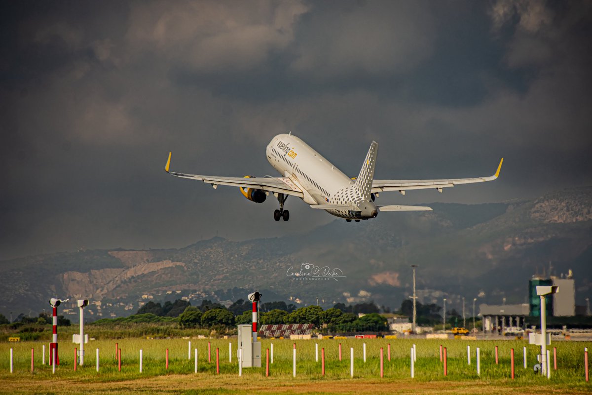 Donde el 💛 despegue, ahí es ! 😍🙌🏻

#spotters4vueling
#opendayBCN2025
<a href="/vueling/">Vueling Airlines</a> 
@nikoneurope 
@nikonspain 
<a href="/aena/">Aena</a> 
@spottersbcnprat 
#nubes #despegue #barcelona_photographers #vanguardworldes #instantes_fotográficos #spotters #spotting @transitaericatalunya