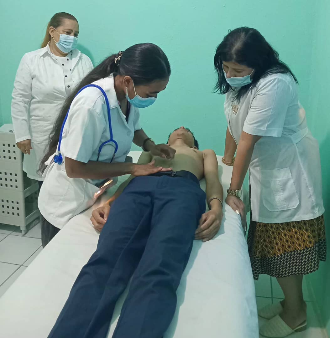 cubacooperatlap's tweet image. Continúan derrochando conocimientos los #ESM  5to año en los exámenes prácticos de MGI, las Doctoras María Caridad y Carmen Cala ,ambas #Espec.MGI #BMCTL #APSDili formaron parte del Tribunal de examen agradeciendo a los estudiantes por la disciplina y entrega que han tenido.