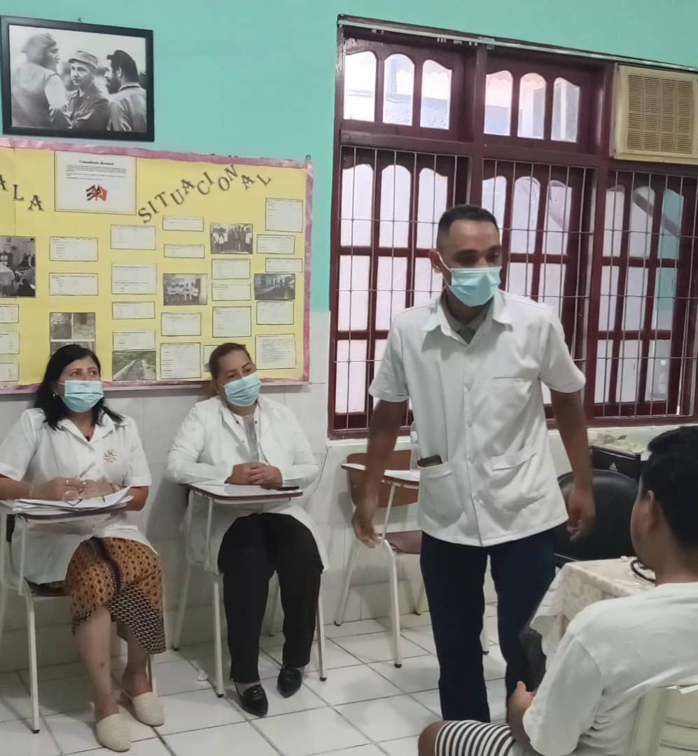 cubacooperatlap's tweet image. Continúan derrochando conocimientos los #ESM  5to año en los exámenes prácticos de MGI, las Doctoras María Caridad y Carmen Cala ,ambas #Espec.MGI #BMCTL #APSDili formaron parte del Tribunal de examen agradeciendo a los estudiantes por la disciplina y entrega que han tenido.