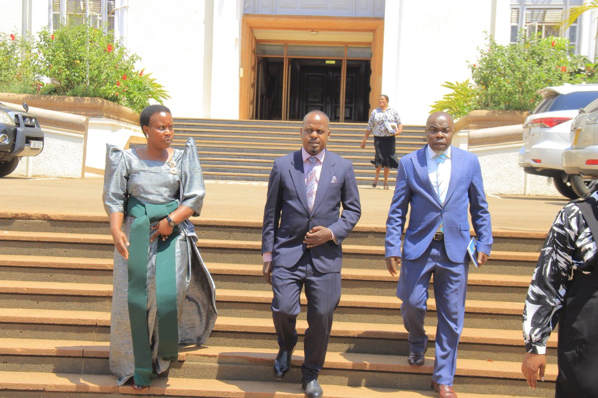 BugandaKingdom_'s tweet image. Enkya ya leero, abantu ba Kabaka bakiise Embuga mu nkola ya #LuwaloLwaffe
Ssaza Mawokota; Ssaabaddu Kituntu, Ssaabawaali Nkozi ne Mut. II Kirengente
Ssaza Busiro; Ssaabawaali Kasanje ne Ssaabagabo Nsangi
Buddu; Ssaabawaali Bukoto
Kyaddondo; Mut. IV Mukulu wa Kibuga Mengo Lubaga…