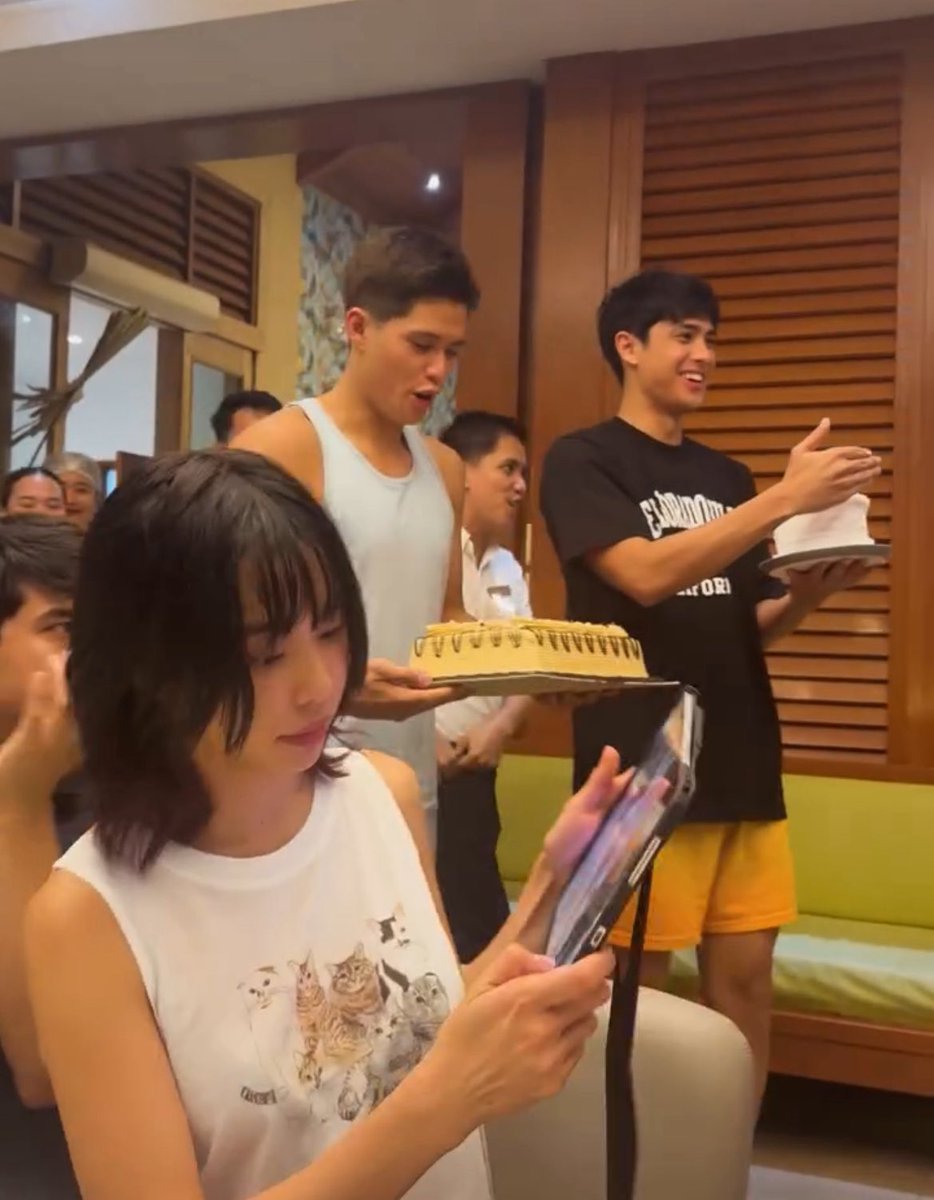 tita_hugoat's tweet photo. Sa wakas nagpakita na din si Maymay🤣 @maymayentrata07 #MaymayEntrata #ROJA https://t.co/EUfvE9chb2